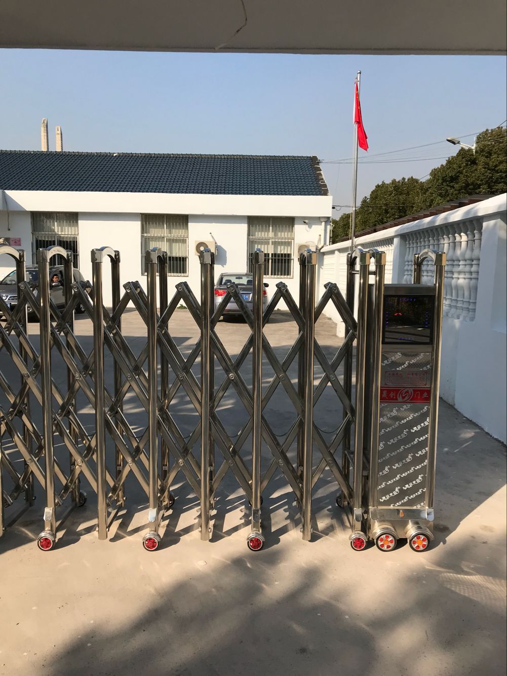 伸縮門控制系統(tǒng)由五個(gè)部分