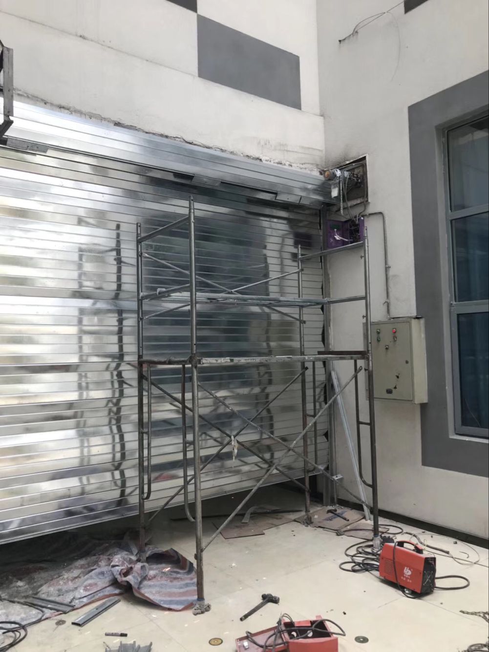 熱烈祝賀交通路1933號上海商業(yè)學校防火卷簾門安裝已完成。