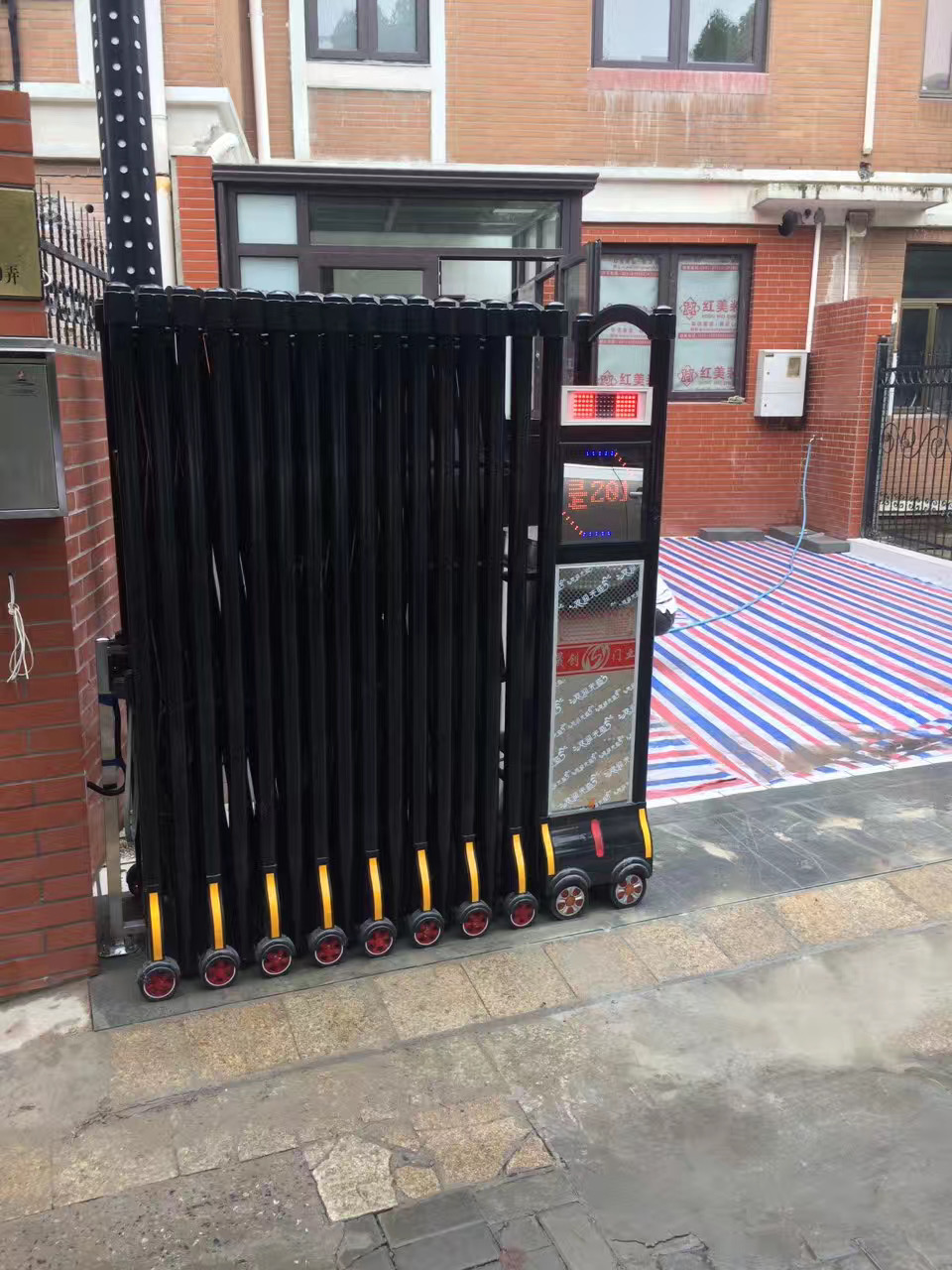 上海市普陀區(qū)陽(yáng)光威尼斯別墅電動(dòng)伸縮門安裝已完成！