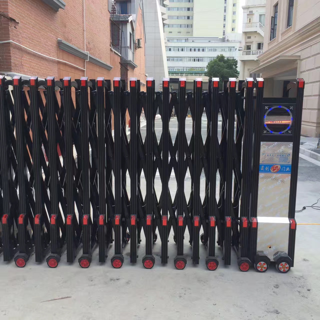 上海市靜安區(qū)文聯(lián)藝術(shù)團電動伸縮門安裝已完成！